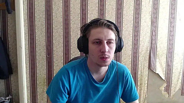 Snapshot of darienlarge chatting on 10-03-25, 11:29 darienlarge online show from 10-03-25, 11:29