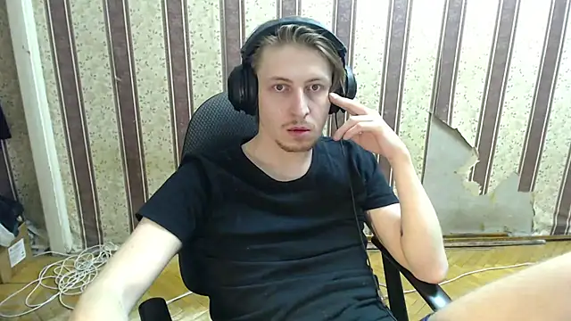 Snapshot of darienlarge chatting on 10-10-25, 04:28 darienlarge online show from 10-10-25, 04:28