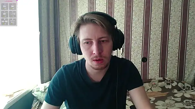 Snapshot of darienlarge chatting on 10-17-25, 07:55 darienlarge online show from 10-17-25, 07:55