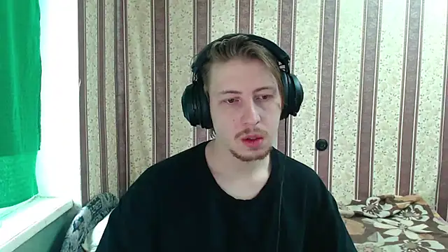 Snapshot of darienlarge chatting on 10-20-25, 09:21 darienlarge online show from 10-20-25, 09:21