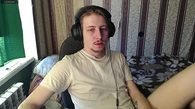 Snapshot of darienlarge chatting on 10-21-25, 01:56 darienlarge online show from 10-21-25, 01:56