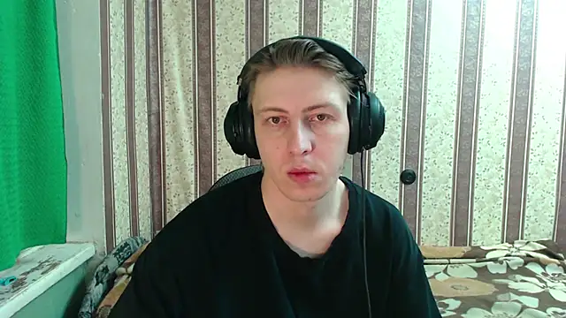 Snapshot of darienlarge chatting on 10-22-25, 03:40 darienlarge online show from 10-22-25, 03:40