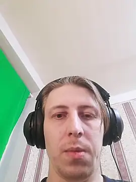 Snapshot of darienlarge chatting on 10-25-25, 04:46 darienlarge online show from 10-25-25, 04:46