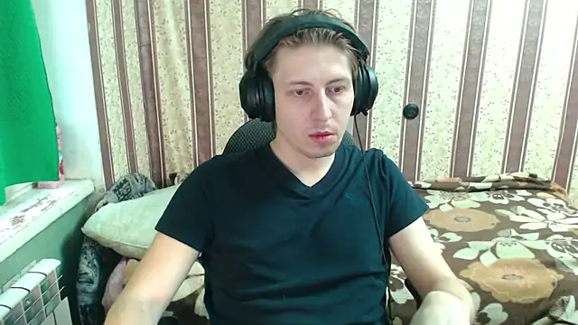 Snapshot of darienlarge chatting on 10-26-25, 12:22 darienlarge online show from 10-26-25, 12:22