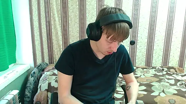 Snapshot of darienlarge chatting on 10-27-25, 11:47 darienlarge online show from 10-27-25, 11:47