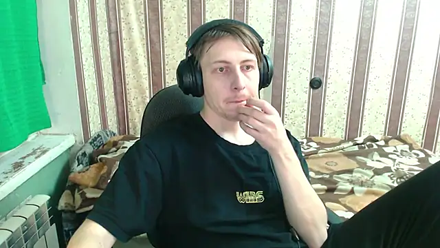 Snapshot of darienlarge chatting on 10-29-25, 04:31 darienlarge online show from 10-29-25, 04:31