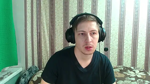 Snapshot of darienlarge chatting on 10-31-25, 02:23 darienlarge online show from 10-31-25, 02:23