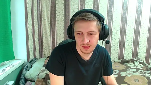 Snapshot of darienlarge chatting on 11-06-25, 07:42 darienlarge online show from 11-06-25, 07:42