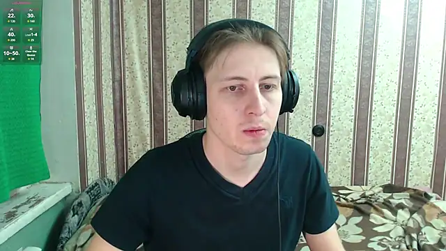 Snapshot of darienlarge chatting on 11-17-25, 03:40 darienlarge online show from 11-17-25, 03:40