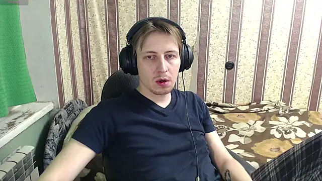 Snapshot of darienlarge chatting on 11-22-25, 05:23 darienlarge online show from 11-22-25, 05:23