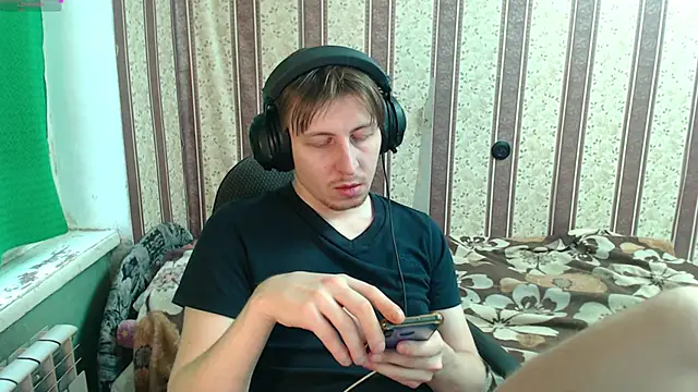 Snapshot of darienlarge chatting on 11-24-25, 12:16 darienlarge online show from 11-24-25, 12:16