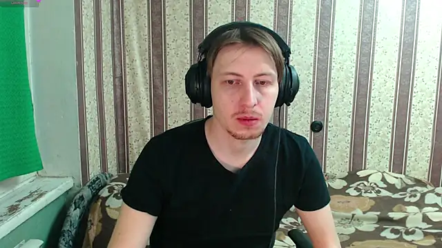 Snapshot of darienlarge chatting on 11-30-25, 04:05 darienlarge online show from 11-30-25, 04:05