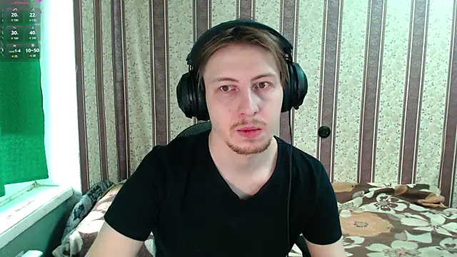 Snapshot of darienlarge chatting on 12-05-25, 10:35 darienlarge online show from 12-05-25, 10:35