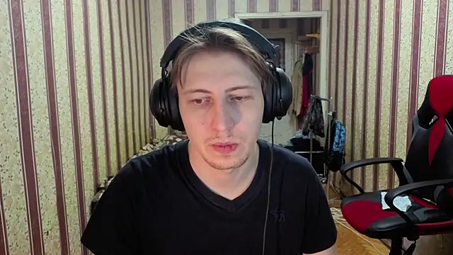 Snapshot of darienlarge chatting on 12-20-25, 05:14 darienlarge online show from 12-20-25, 05:14