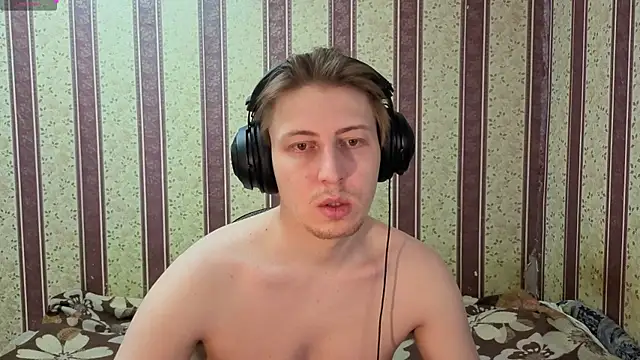 Snapshot of darienlarge chatting on 12-21-25, 10:44 darienlarge online show from 12-21-25, 10:44