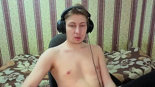 Snapshot of darienlarge chatting on 12-22-25, 08:00 darienlarge online show from 12-22-25, 08:00