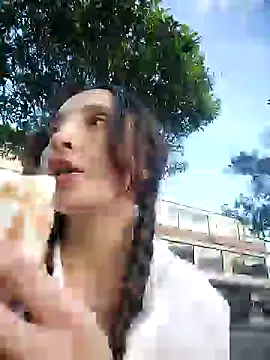 Snapshot of _Laary chatting on 12-10-24, 10:05 Laary online show from 12-10-24, 10:05