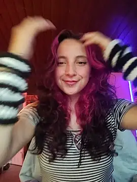 Snapshot of _Laary chatting on 10-28-25, 09:50 Laary online show from 10-28-25, 09:50