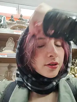 Snapshot of _Laary chatting on 12-18-25, 08:26 Laary online show from 12-18-25, 08:26