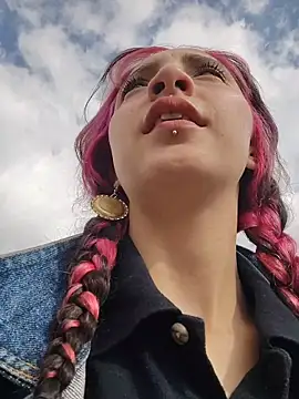 Snapshot of _Laary chatting on 12-19-25, 08:16 Laary online show from 12-19-25, 08:16