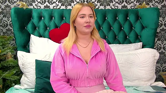 Snapshot of LunaHouston chatting on 12-14-25, 04:12 LunaHouston online show from 12-14-25, 04:12