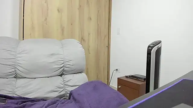 Snapshot of xspecialoomx chatting on 12-05-25, 02:14 xspecialoomx online show from 12-05-25, 02:14