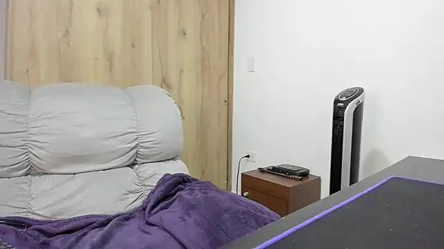 Snapshot of xspecialoomx chatting on 12-19-25, 01:07 xspecialoomx online show from 12-19-25, 01:07