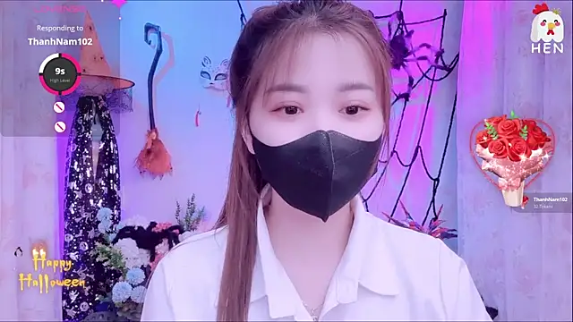 Snapshot of hen237 chatting on 10-31-25, 10:33 hen237 online show from 10-31-25, 10:33