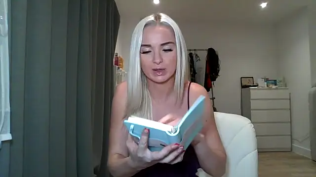 Snapshot of chelseablonde chatting on 12-19-24, 10:32 chelseablonde online show from 12-19-24, 10:32