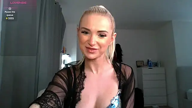 Snapshot of chelseablonde chatting on 01-12-25, 01:11 chelseablonde online show from 01-12-25, 01:11