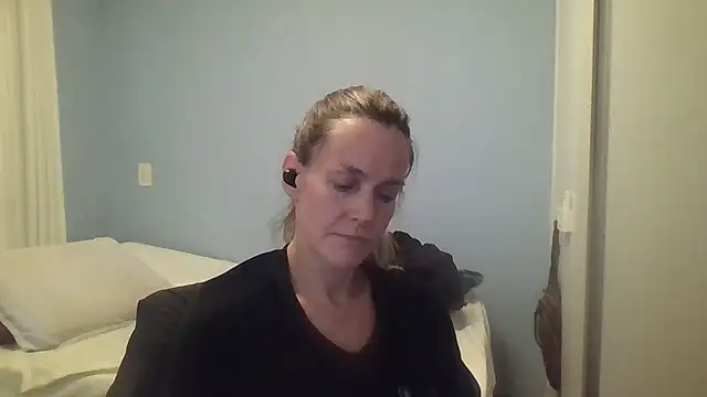 Snapshot of Annylove1 chatting on 10-18-25, 12:13 Annylove1 online show from 10-18-25, 12:13
