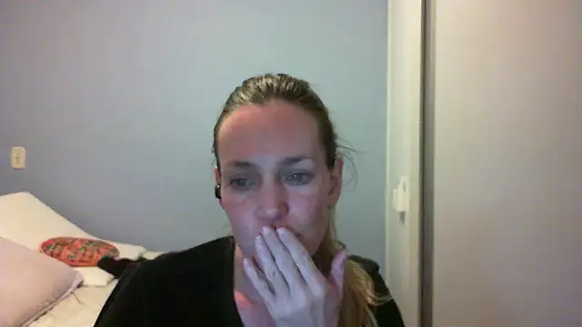 Snapshot of Annylove1 chatting on 10-19-25, 12:22 Annylove1 online show from 10-19-25, 12:22