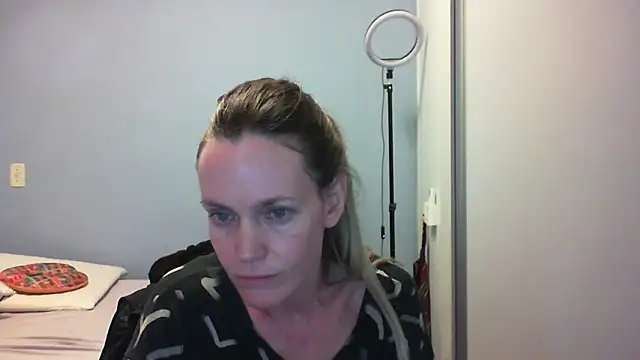 Snapshot of Annylove1 chatting on 10-31-25, 12:11 Annylove1 online show from 10-31-25, 12:11