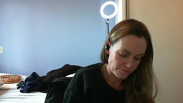 Snapshot of Annylove1 chatting on 10-31-25, 04:30 Annylove1 online show from 10-31-25, 04:30