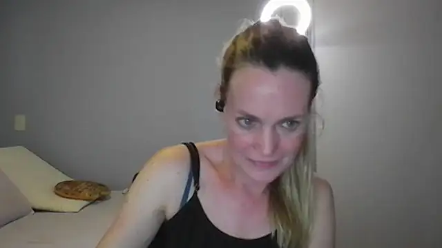 Snapshot of Annylove1 chatting on 12-14-25, 12:27 Annylove1 online show from 12-14-25, 12:27