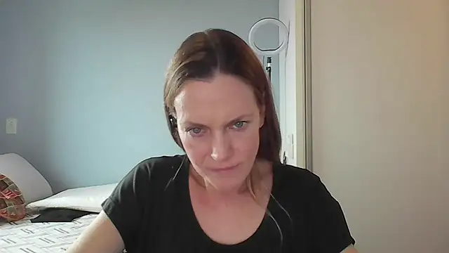 Snapshot of Annylove1 chatting on 12-17-25, 04:02 Annylove1 online show from 12-17-25, 04:02