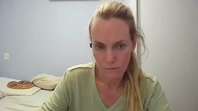 Snapshot of Annylove1 chatting on 02-25-26, 12:09 Annylove1 online show from 02-25-26, 12:09