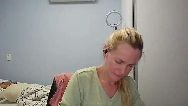 Snapshot of Annylove1 chatting on 02-26-26, 12:20 Annylove1 online show from 02-26-26, 12:20