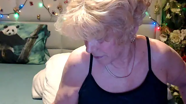 Snapshot of HappyWomanOn chatting on 06-06-26, 09:03 HappyWomanOn online show from 06-06-26, 09:03