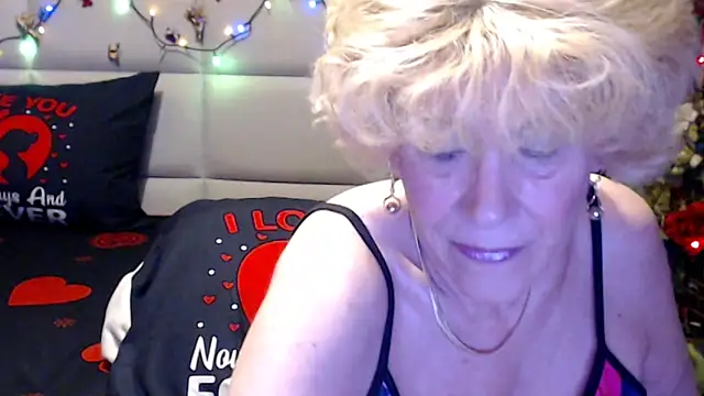 Snapshot of HappyWomanOn chatting on 06-12-26, 06:40 HappyWomanOn online show from 06-12-26, 06:40