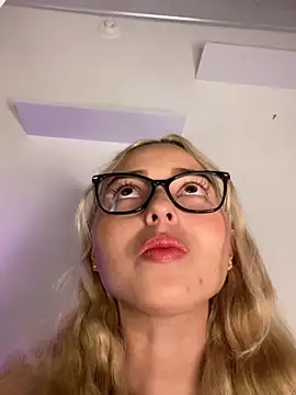 Snapshot of Irisweet_ chatting on 01-12-25, 10:33 Irisweet online show from 01-12-25, 10:33