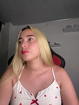 Snapshot of Irisweet_ chatting on 02-23-25, 05:34 Irisweet online show from 02-23-25, 05:34