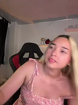 Snapshot of Irisweet_ chatting on 03-05-25, 09:37 Irisweet online show from 03-05-25, 09:37