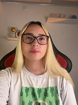 Snapshot of Irisweet_ chatting on 03-17-25, 11:32 Irisweet online show from 03-17-25, 11:32