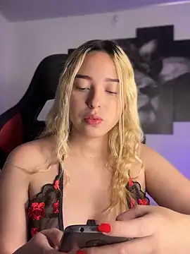 Snapshot of Irisweet_ chatting on 09-18-25, 02:41 Irisweet online show from 09-18-25, 02:41