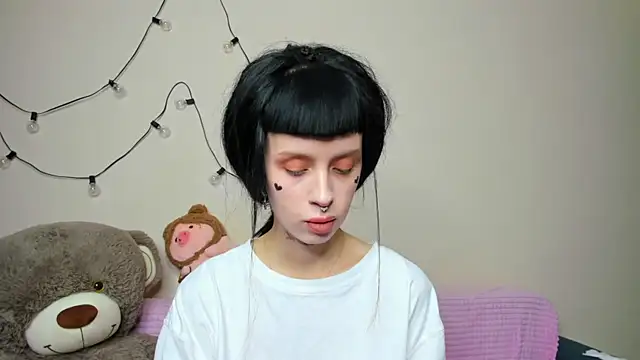 Snapshot of FlowerOfSin2001 chatting on 10-11-25, 04:05 FlowerOfSin2001 online show from 10-11-25, 04:05