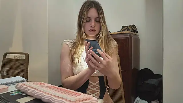 Elnonoykeila77 online show from 06-13-26, 04:10