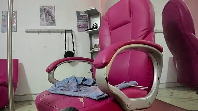 Snapshot of CAMILA--REY chatting on 12-15-25, 12:09 CAMILA--REY online show from 12-15-25, 12:09