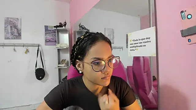 Snapshot of CAMILA--REY chatting on 02-14-26, 11:29 CAMILA--REY online show from 02-14-26, 11:29