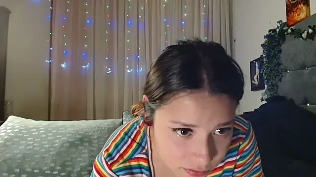 Snapshot of 3littleschoolteens chatting on 11-13-25, 05:06 3littleschoolteens online show from 11-13-25, 05:06